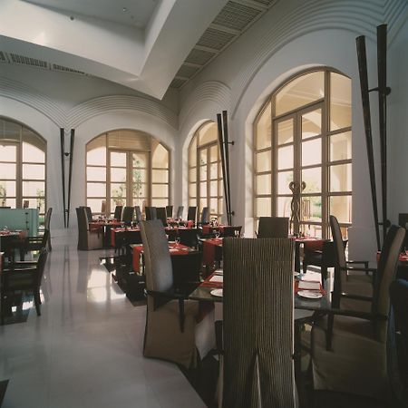 Готель Trident Ґурґаон Екстер'єр фото The restaurant